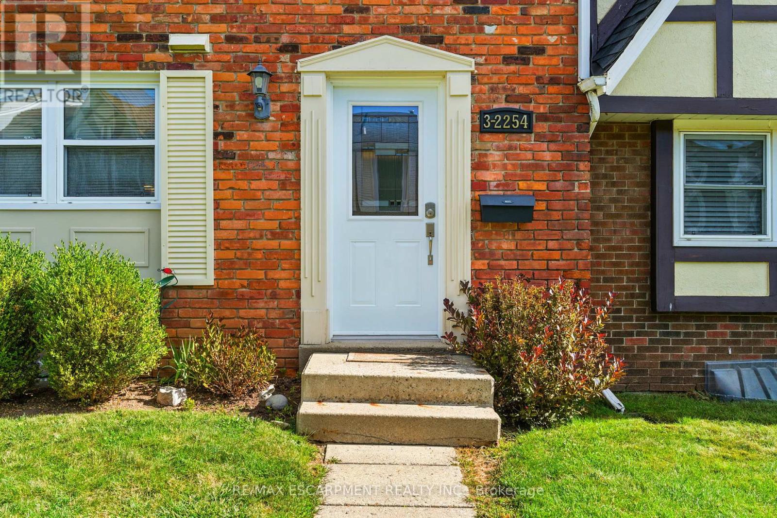 Photo 5 of 3 2254 Upper Middle Road, Burlington ON