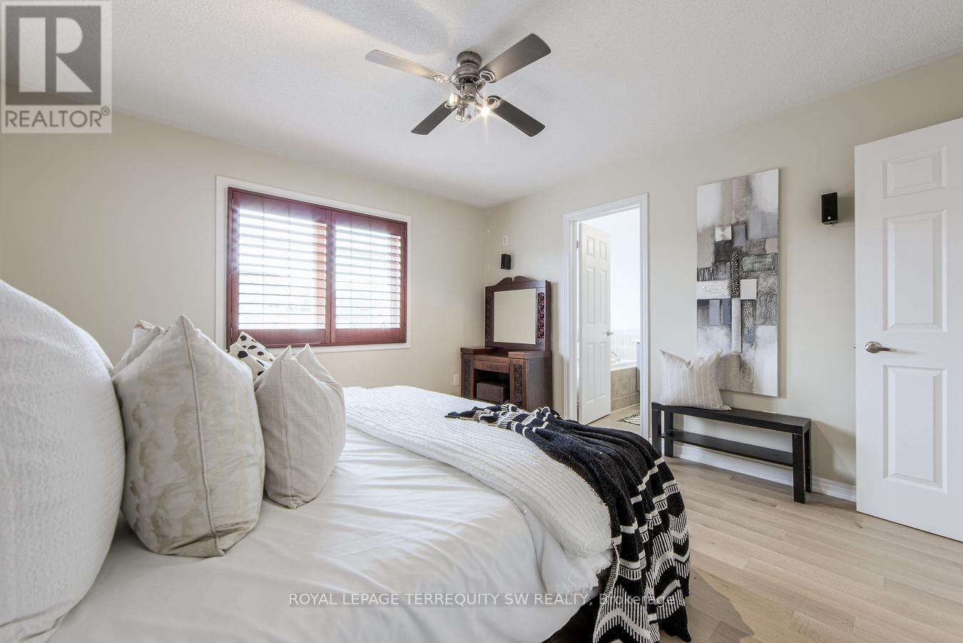 Photo 10 of 3895 Eglinton Avenue W, Mississauga ON