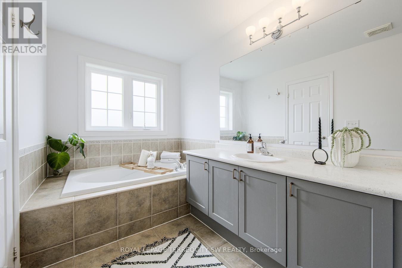 Photo 11 of 3895 Eglinton Avenue W, Mississauga ON