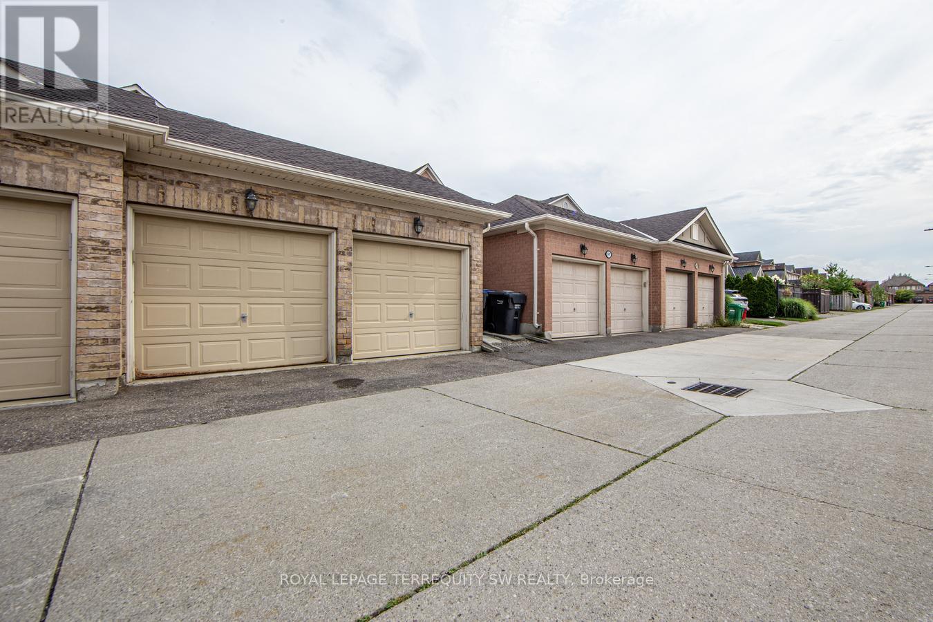 Photo 19 of 3895 Eglinton Avenue W, Mississauga ON