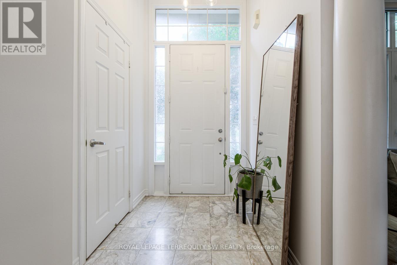 Photo 2 of 3895 Eglinton Avenue W, Mississauga ON