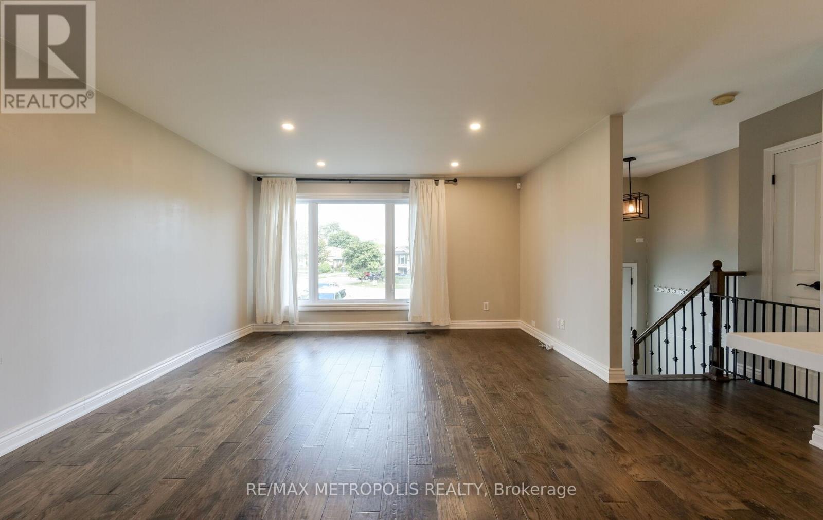 Photo 11 of Main 2699 Sherhill Drive, Mississauga ON