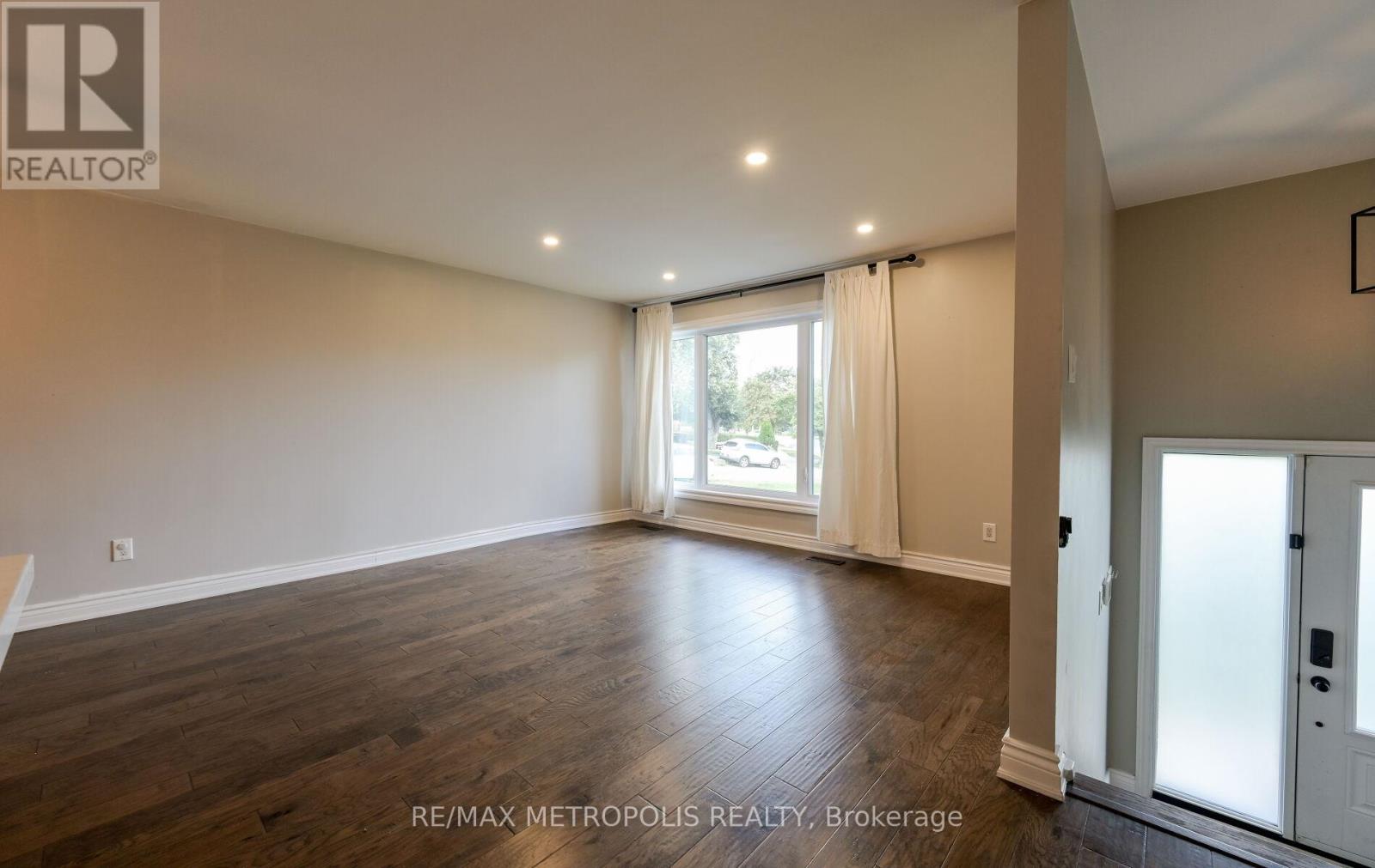Photo 12 of Main 2699 Sherhill Drive, Mississauga ON