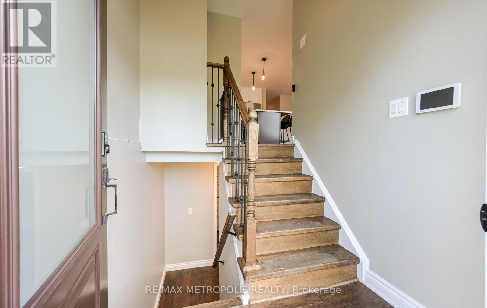 Photo 2 of Main 2699 Sherhill Drive, Mississauga ON