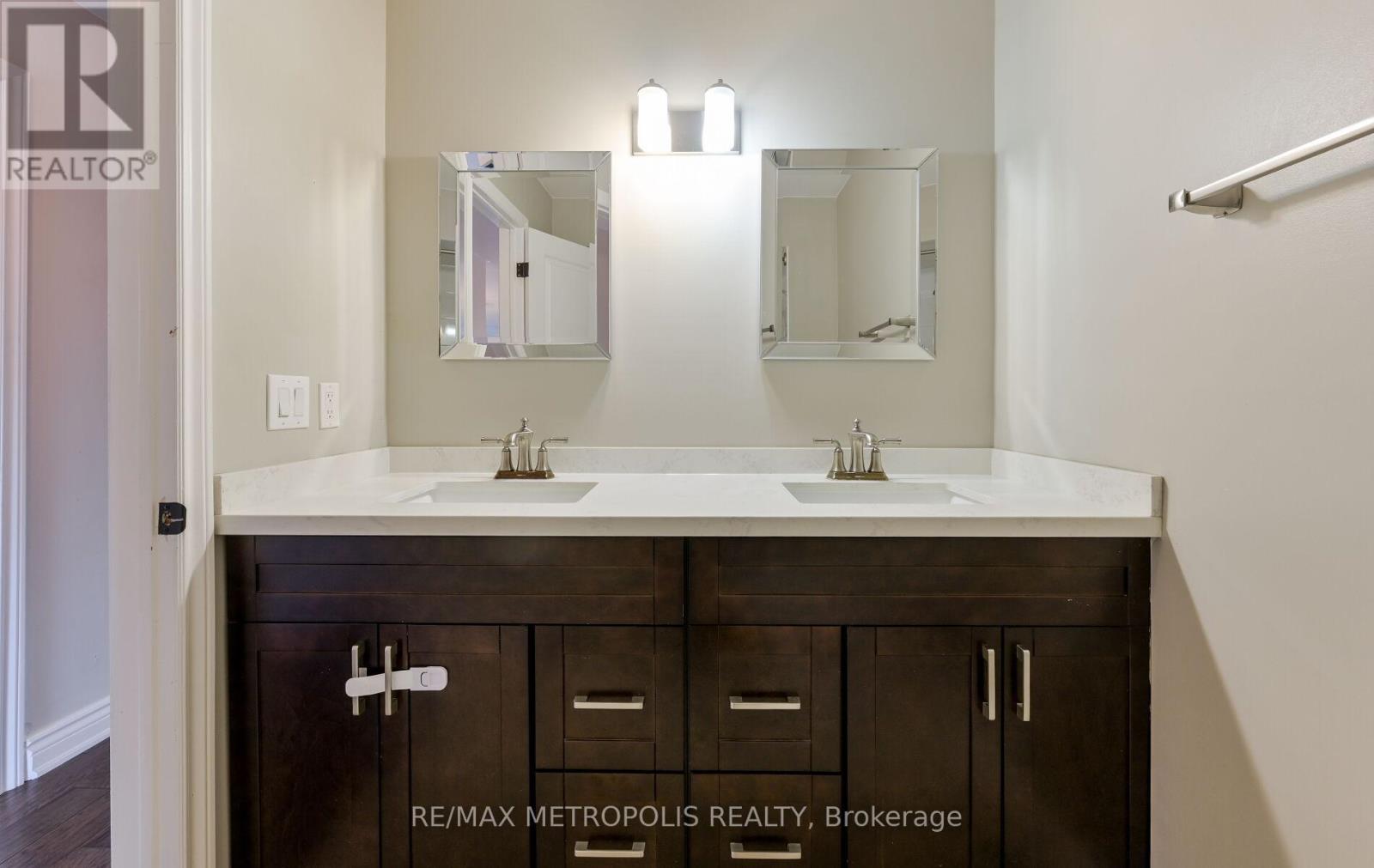 Photo 38 of Main 2699 Sherhill Drive, Mississauga ON