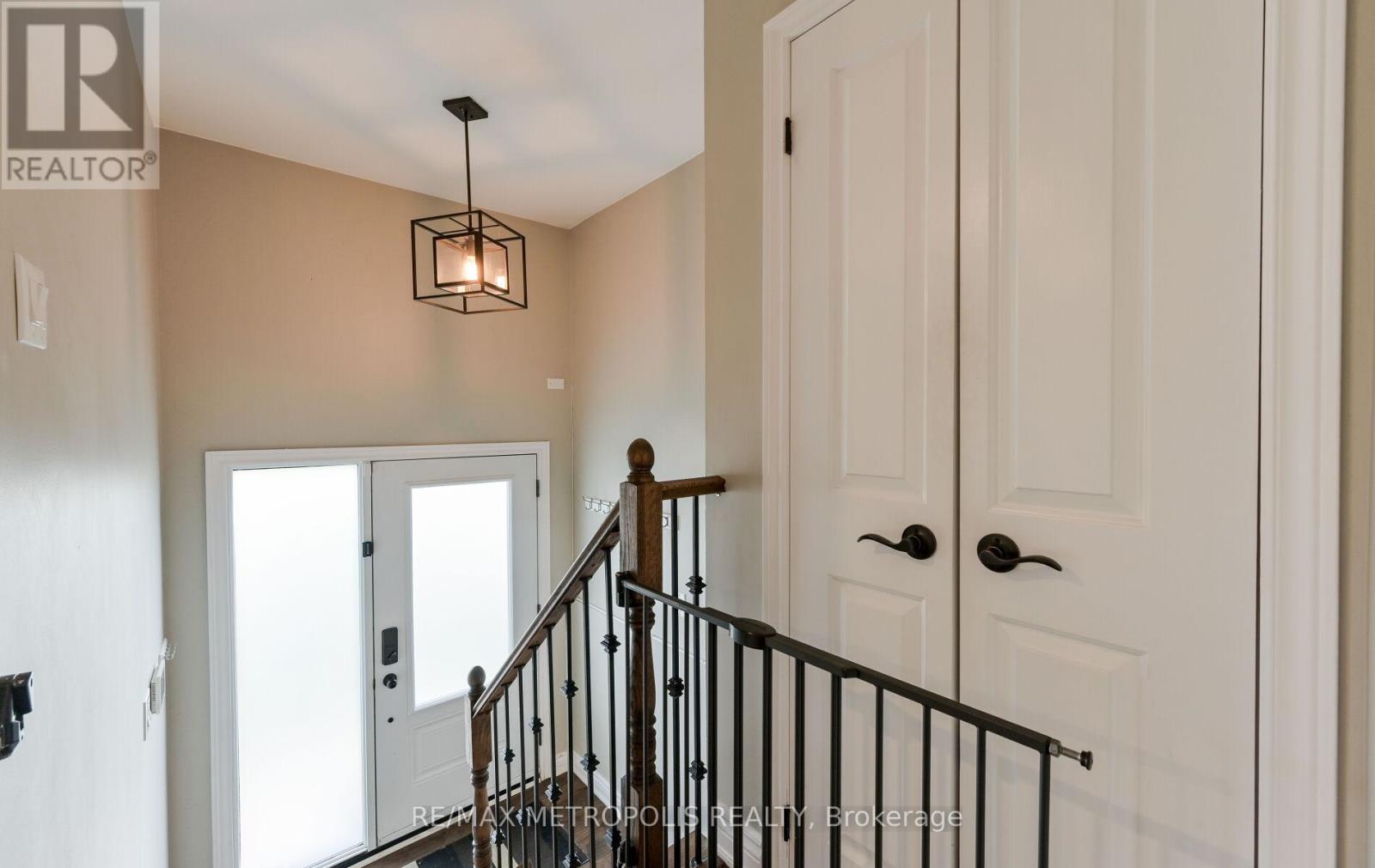 Photo 4 of Main 2699 Sherhill Drive, Mississauga ON