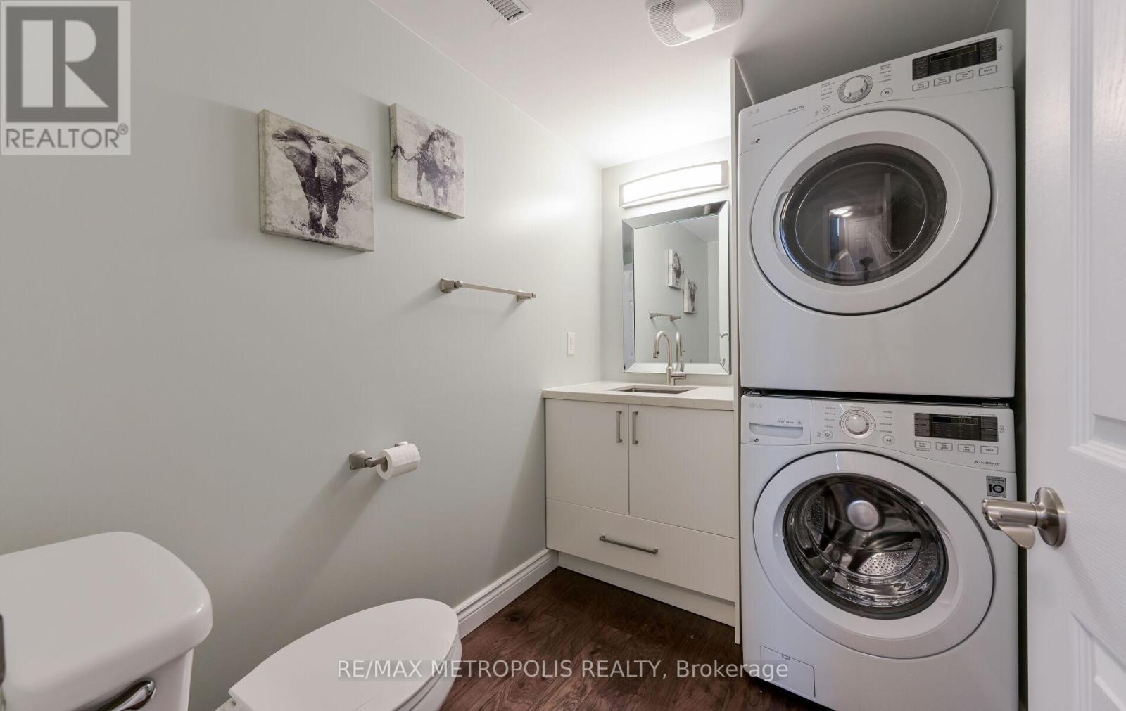 Photo 40 of Main 2699 Sherhill Drive, Mississauga ON