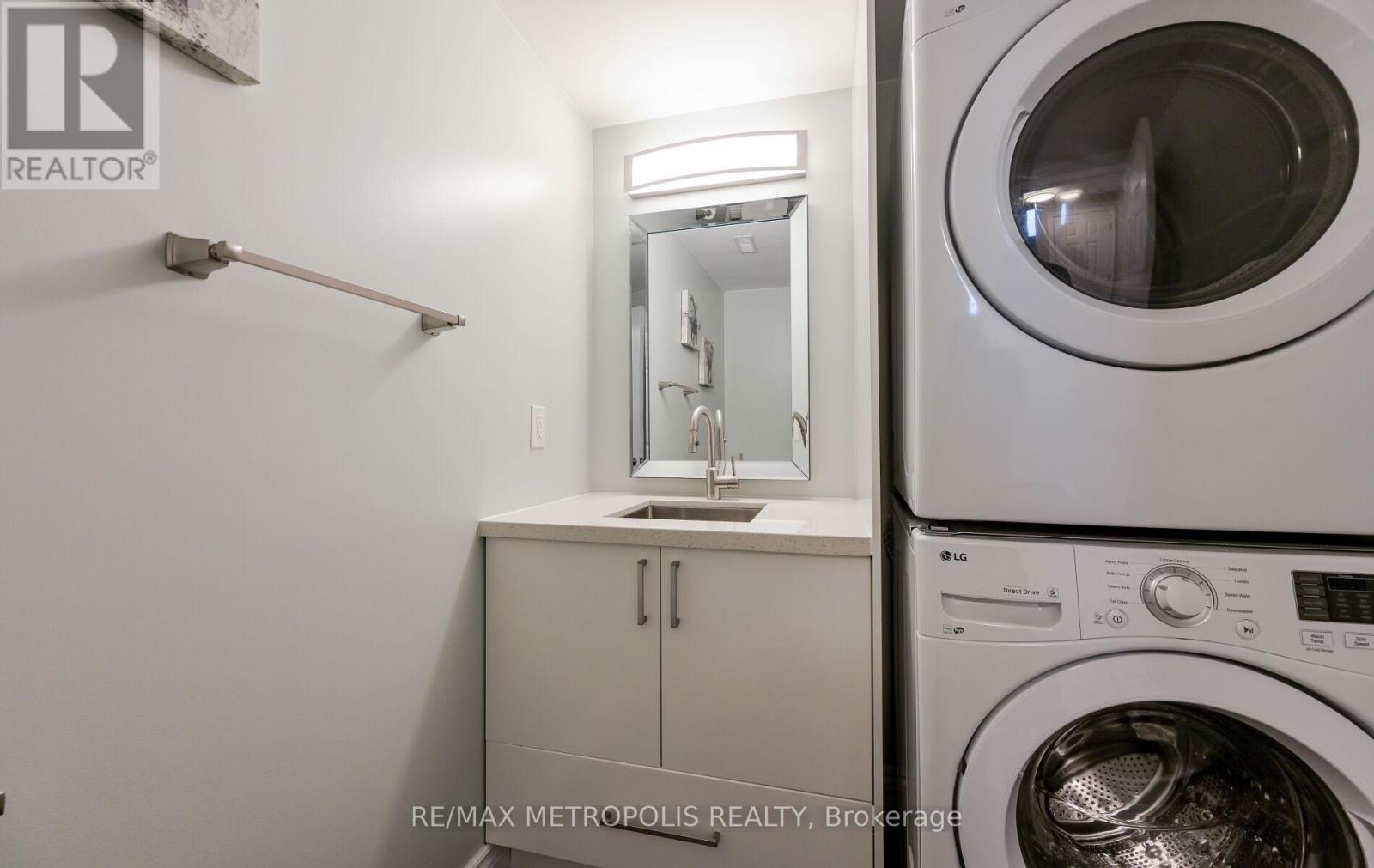 Photo 41 of Main 2699 Sherhill Drive, Mississauga ON