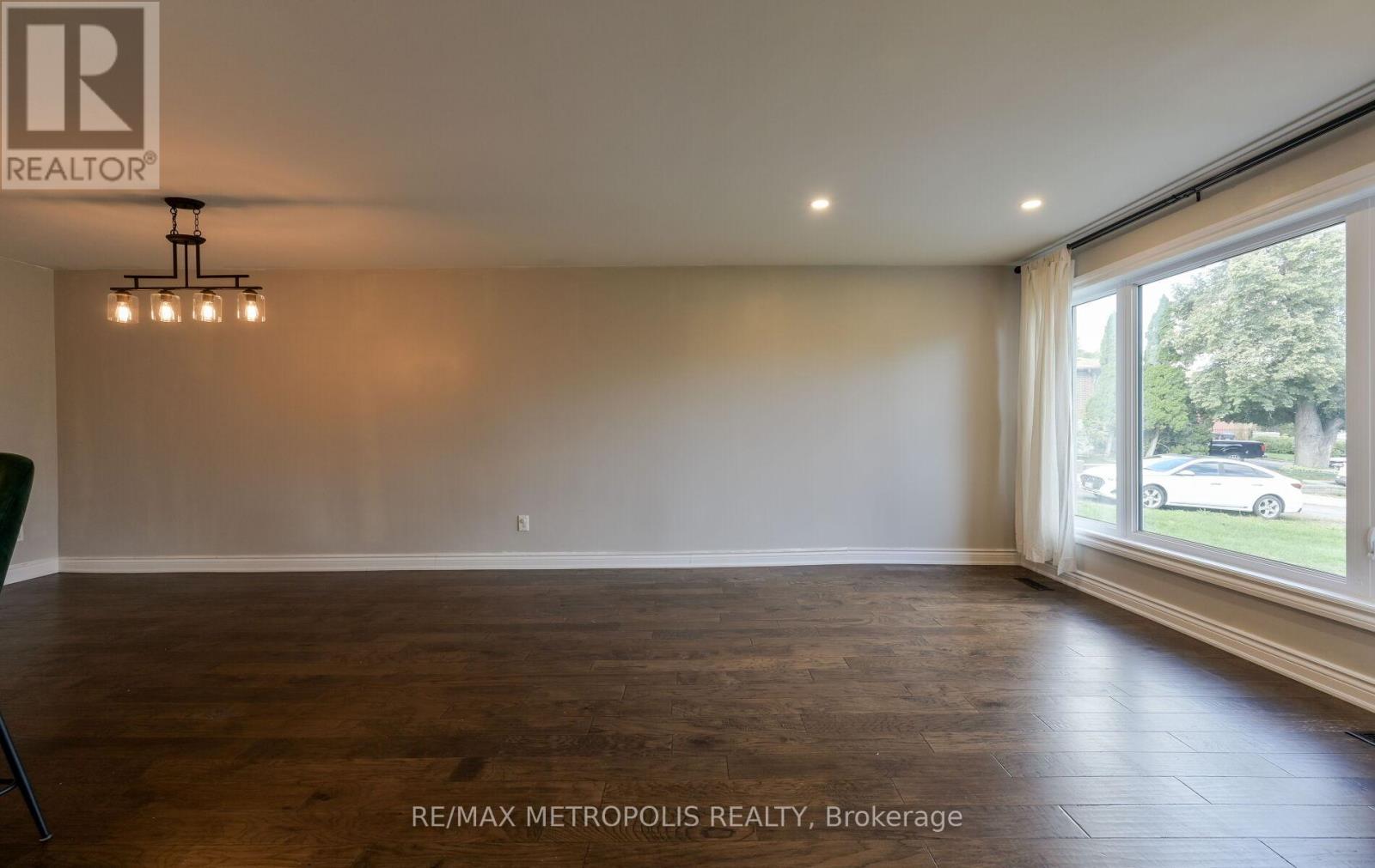 Photo 6 of Main 2699 Sherhill Drive, Mississauga ON