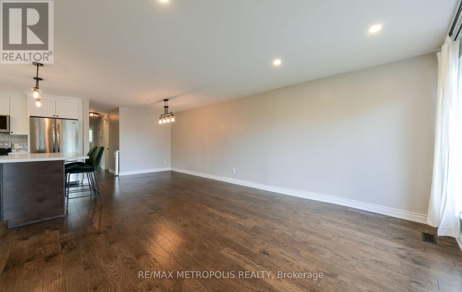 Photo 7 of Main 2699 Sherhill Drive, Mississauga ON