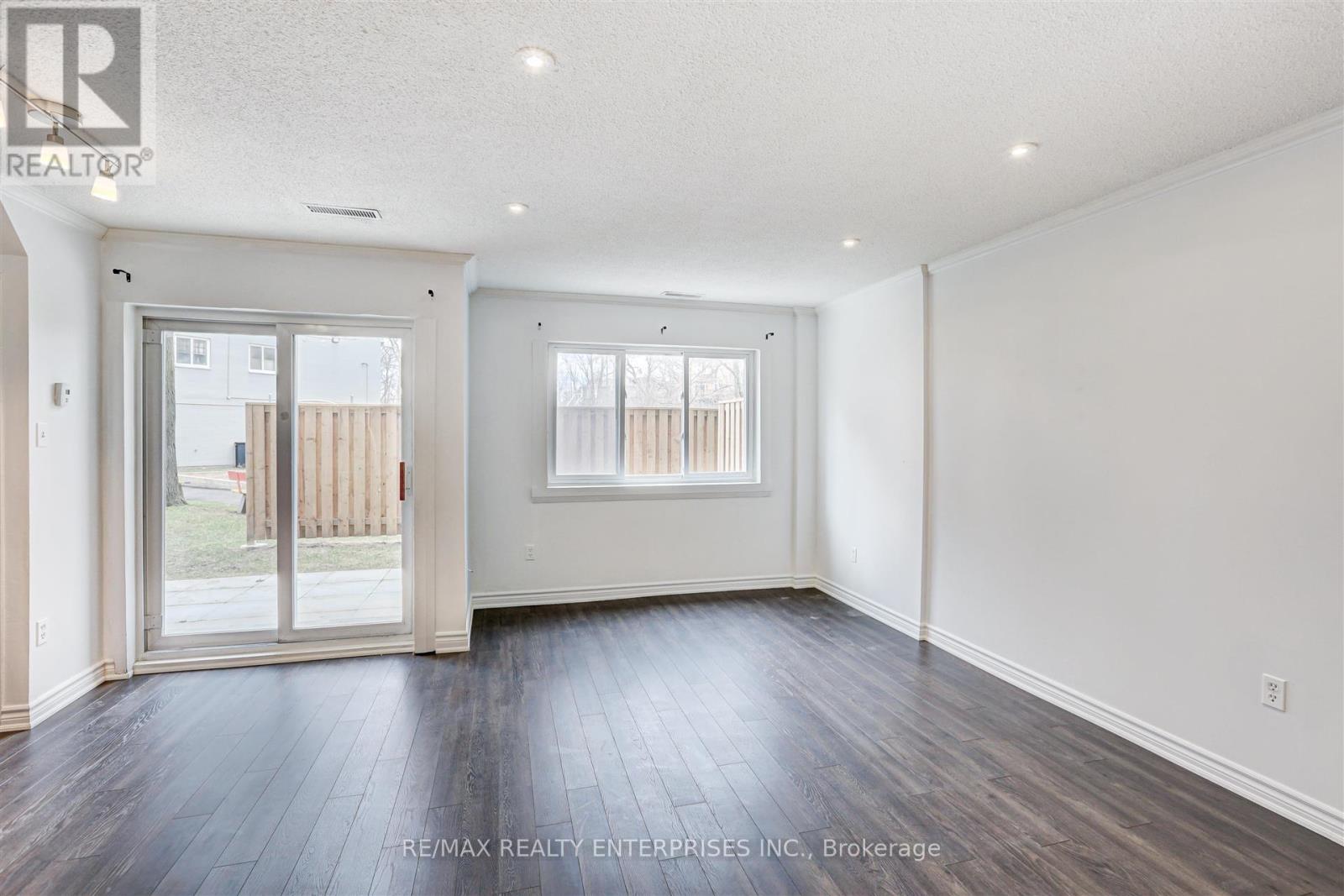Photo 10 of 110 2001 Bonnymede Drive, Mississauga ON