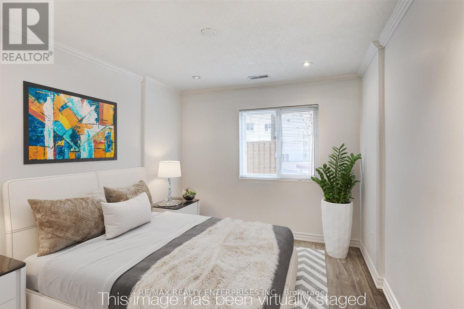 Photo 11 of 110 2001 Bonnymede Drive, Mississauga ON