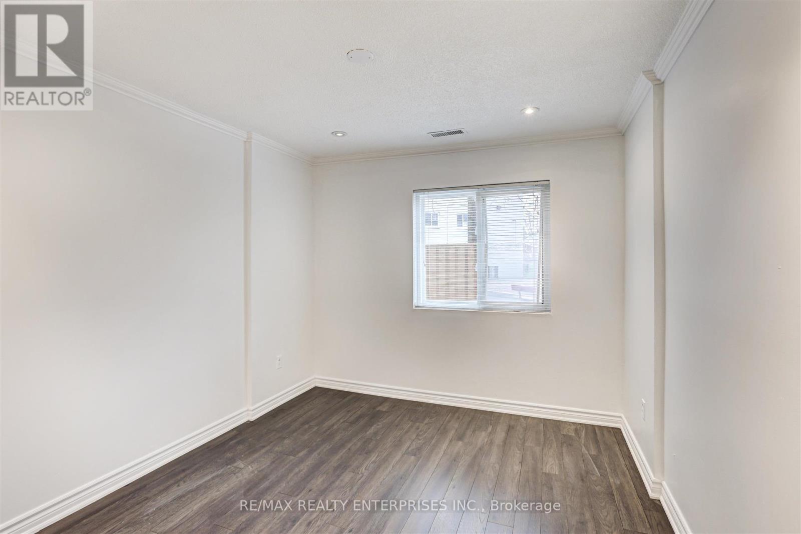 Photo 12 of 110 2001 Bonnymede Drive, Mississauga ON