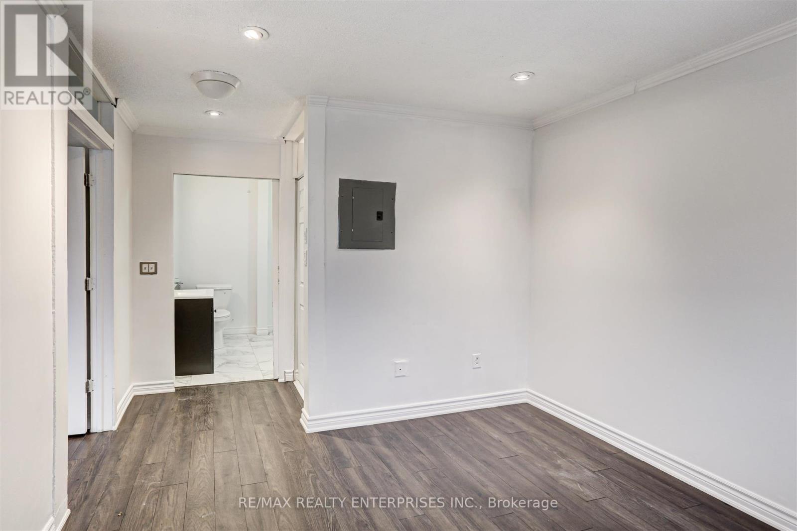 Photo 13 of 110 2001 Bonnymede Drive, Mississauga ON
