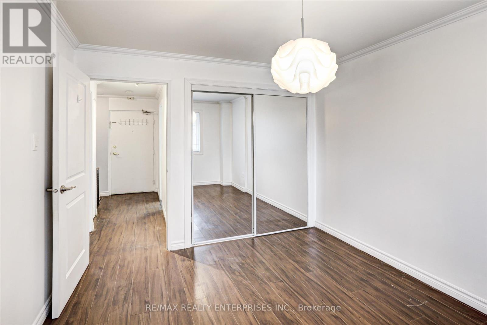 Photo 16 of 110 2001 Bonnymede Drive, Mississauga ON