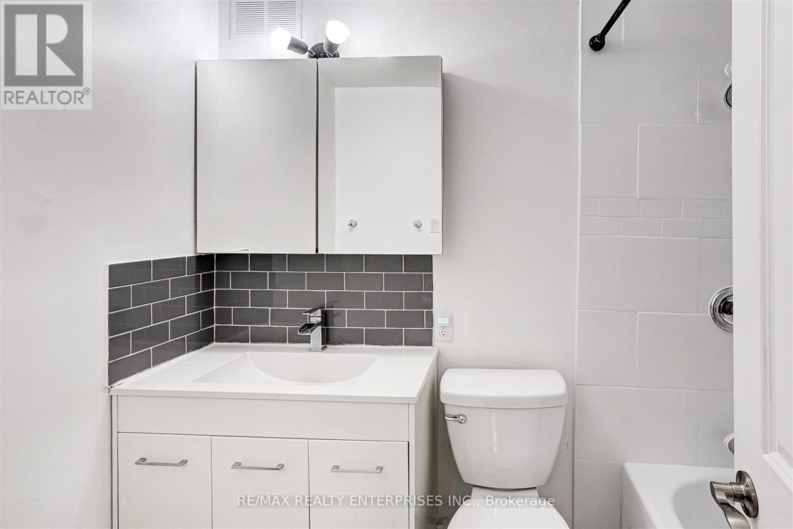 Photo 19 of 110 2001 Bonnymede Drive, Mississauga ON