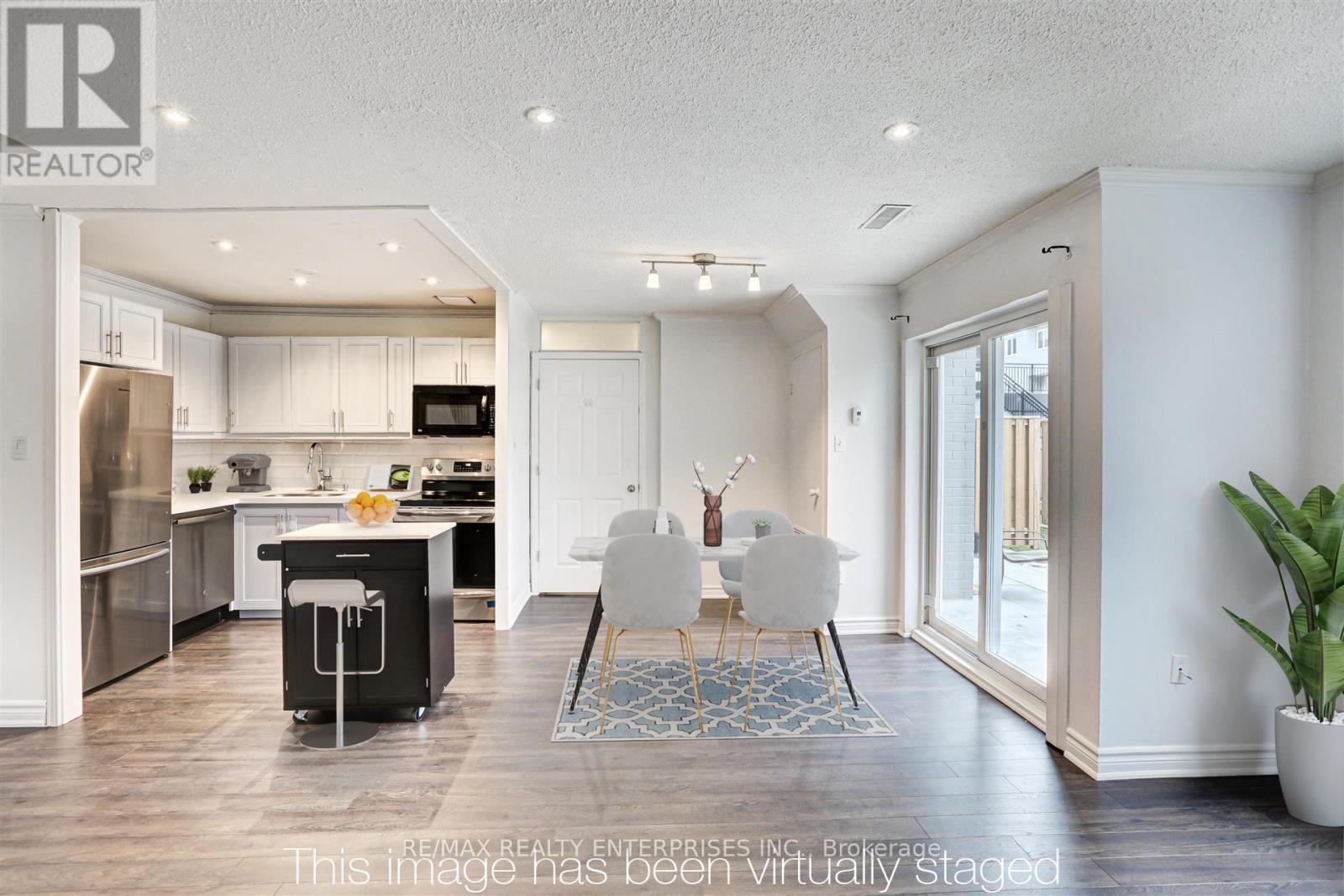 Photo 5 of 110 2001 Bonnymede Drive, Mississauga ON