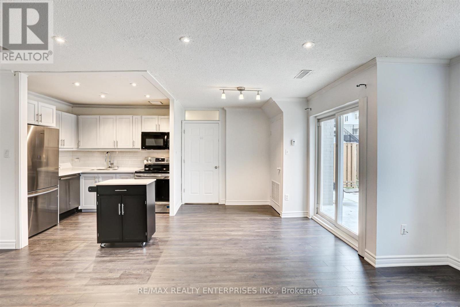 Photo 6 of 110 2001 Bonnymede Drive, Mississauga ON