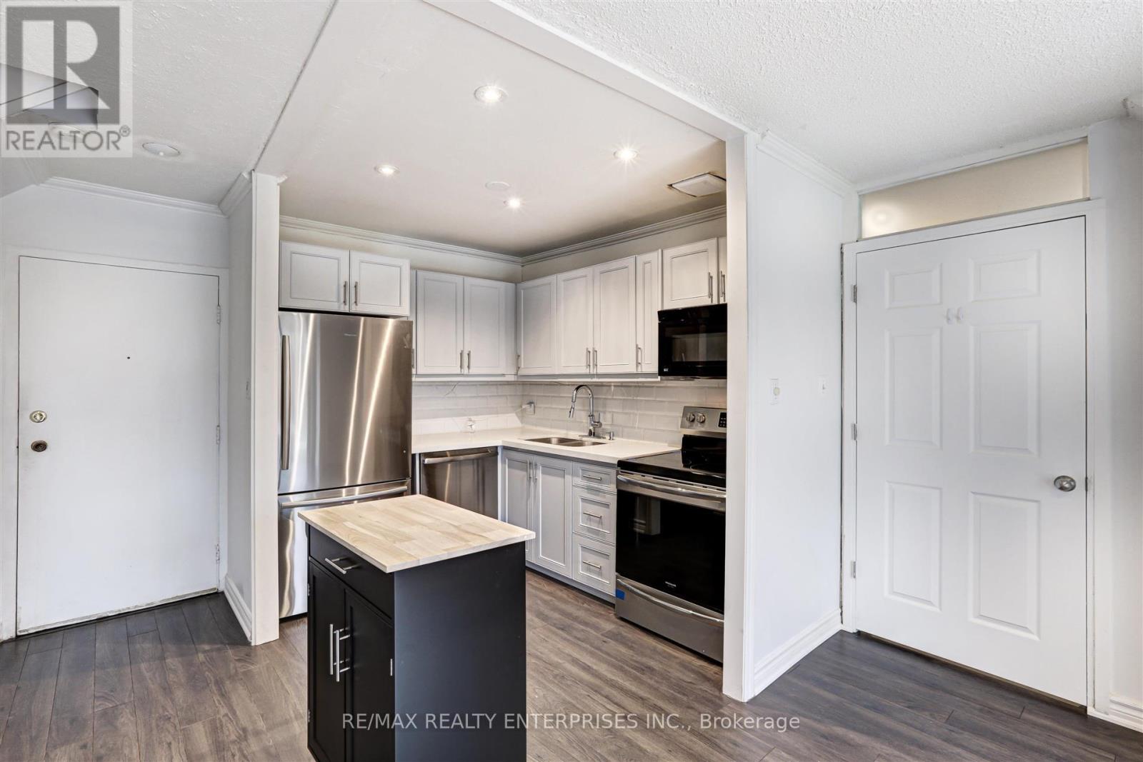Photo 7 of 110 2001 Bonnymede Drive, Mississauga ON