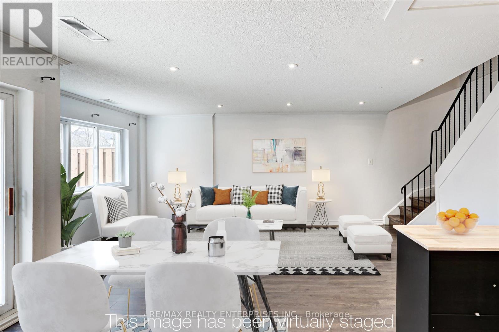 Photo 8 of 110 2001 Bonnymede Drive, Mississauga ON