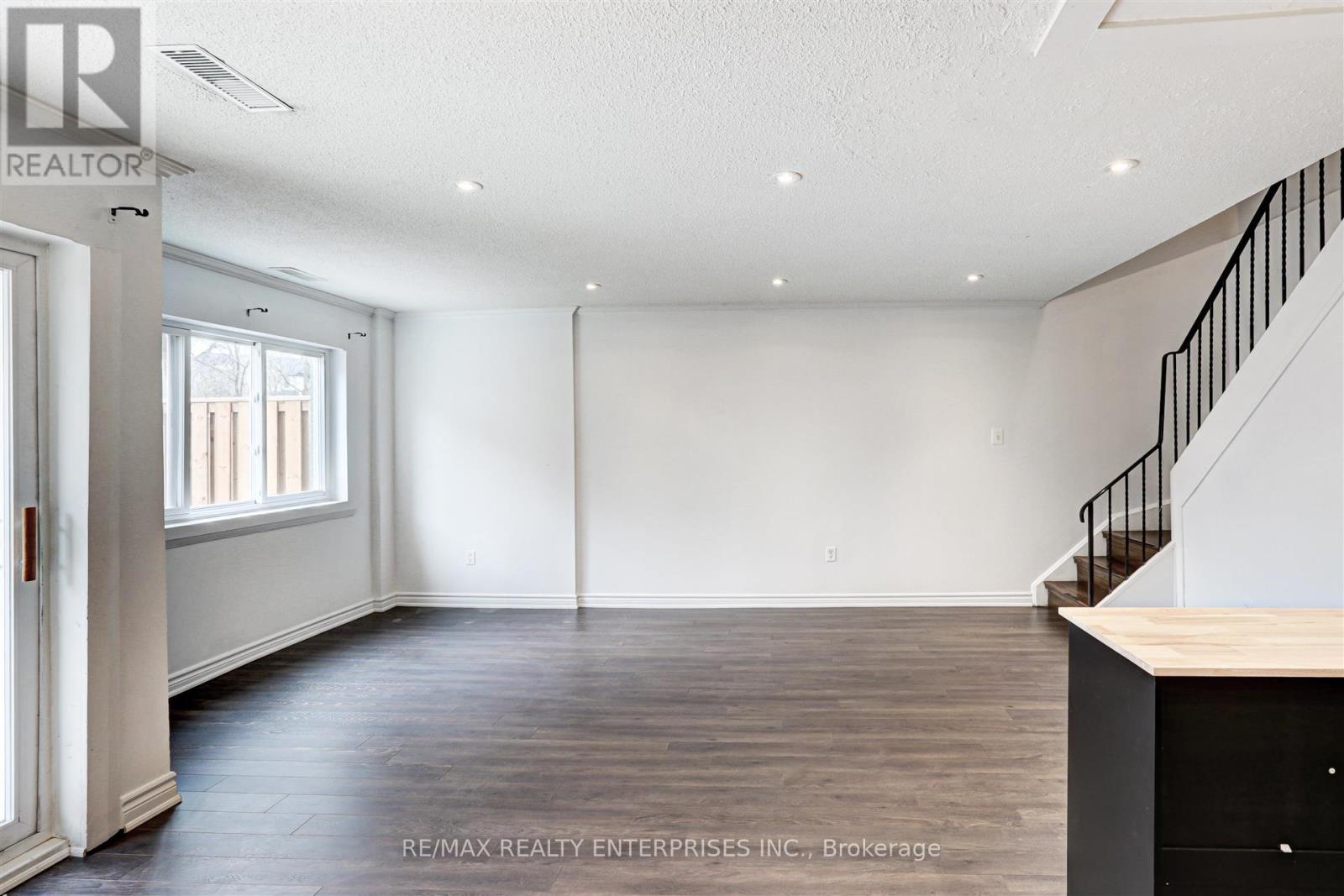 Photo 9 of 110 2001 Bonnymede Drive, Mississauga ON
