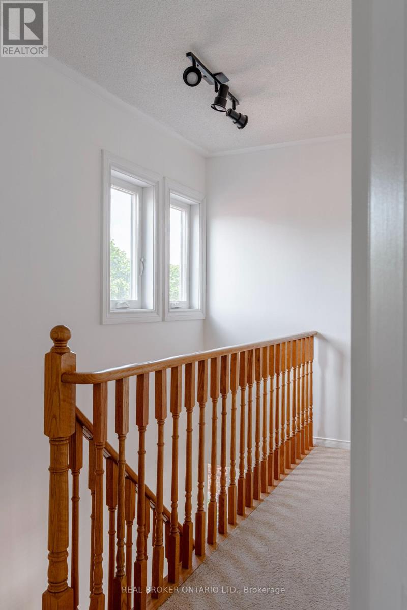 Photo 10 of 21 Vivians Crescent, Brampton ON
