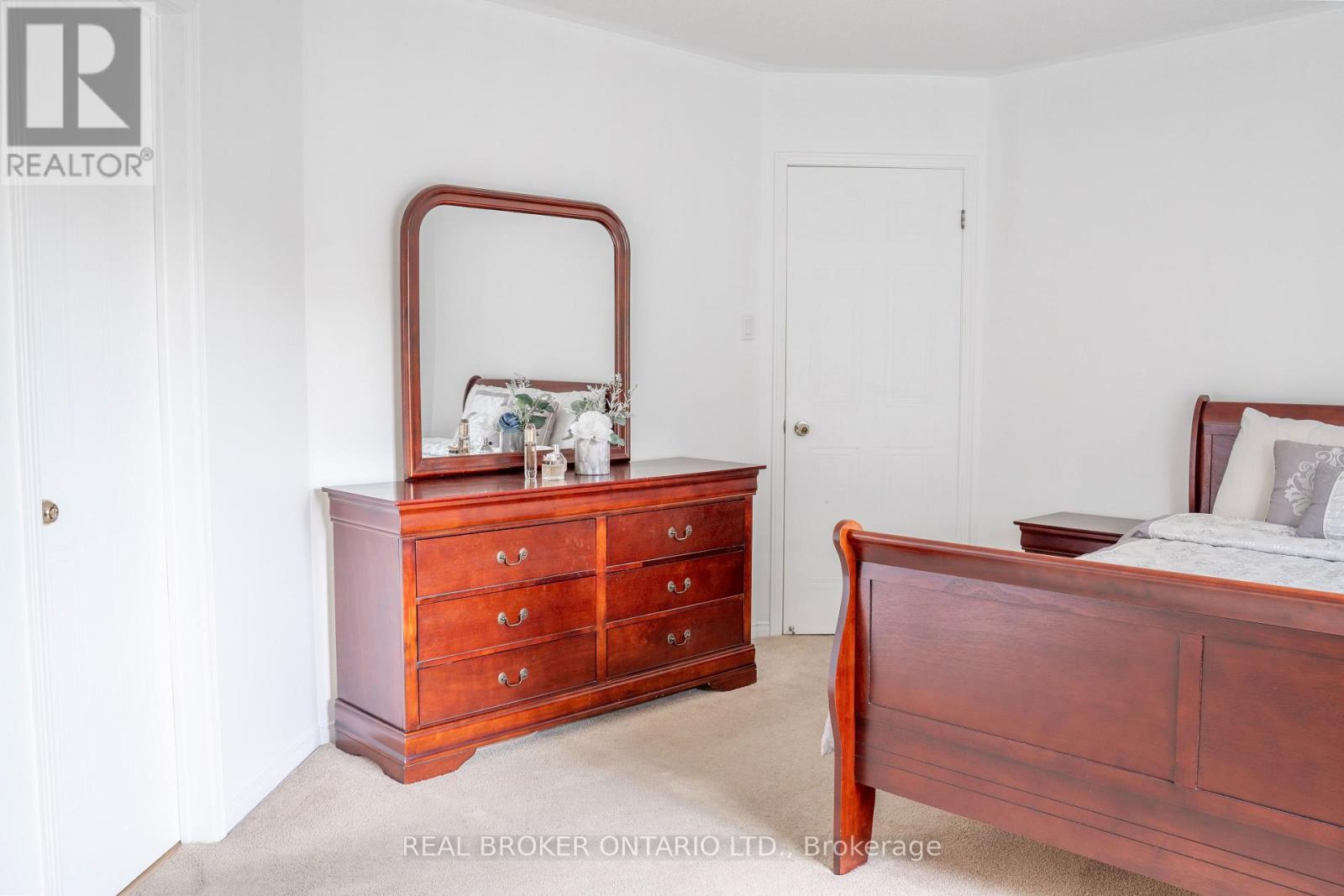 Photo 13 of 21 Vivians Crescent, Brampton ON