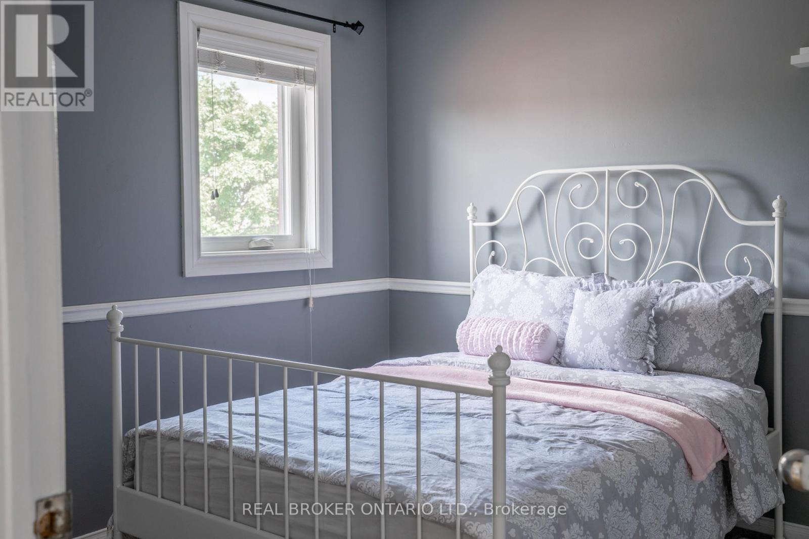 Photo 17 of 21 Vivians Crescent, Brampton ON