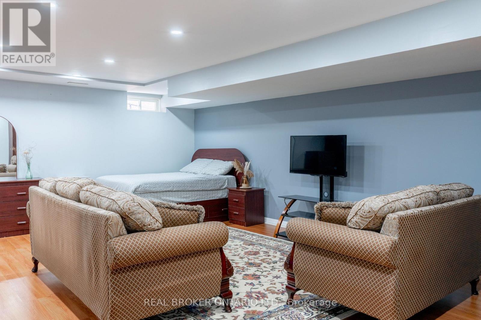 Photo 22 of 21 Vivians Crescent, Brampton ON