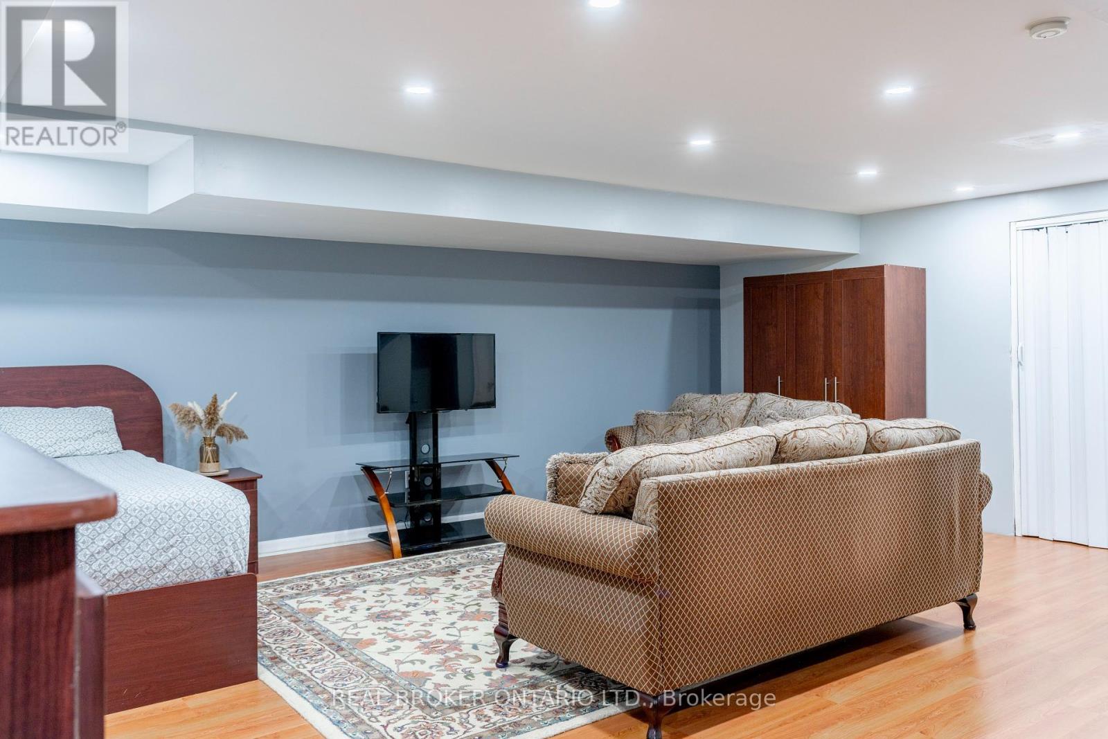 Photo 23 of 21 Vivians Crescent, Brampton ON