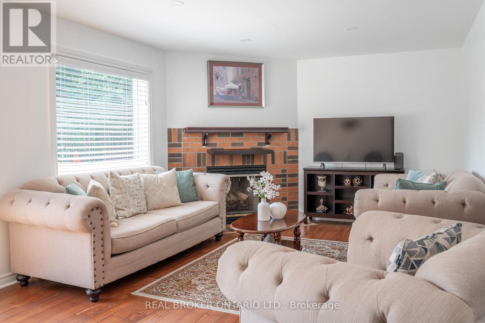 Photo 3 of 21 Vivians Crescent, Brampton ON
