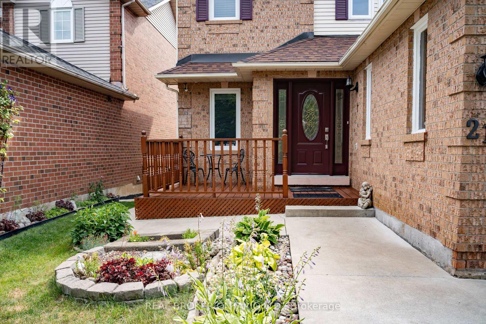 Photo 32 of 21 Vivians Crescent, Brampton ON