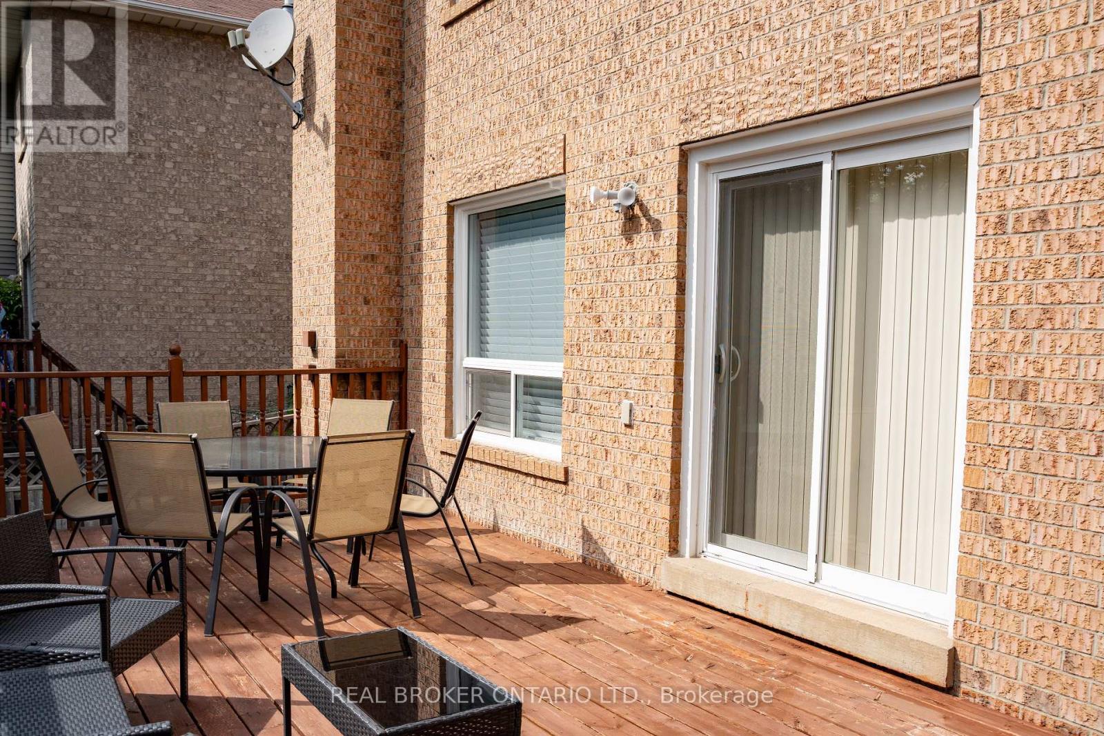 Photo 35 of 21 Vivians Crescent, Brampton ON