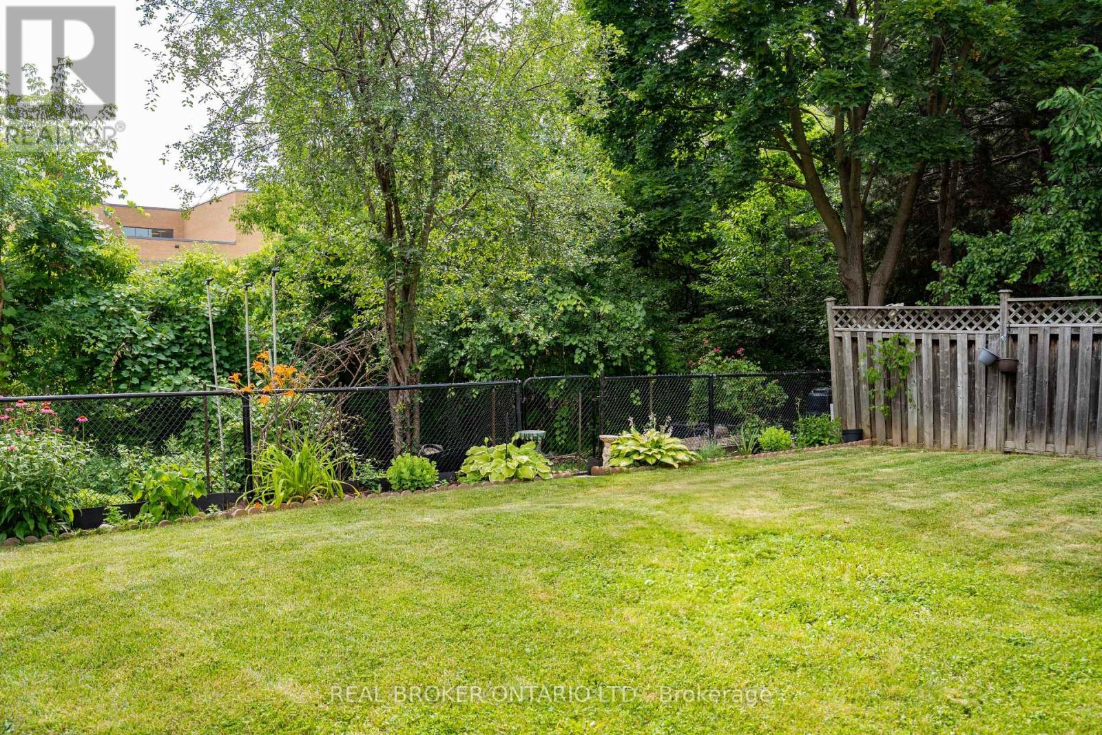 Photo 38 of 21 Vivians Crescent, Brampton ON