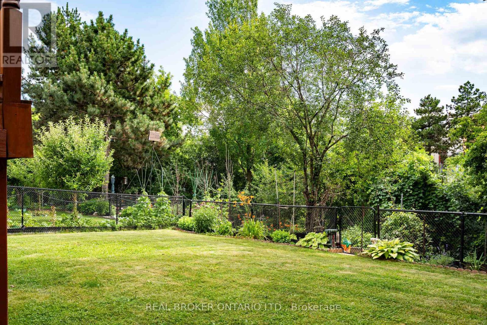 Photo 39 of 21 Vivians Crescent, Brampton ON