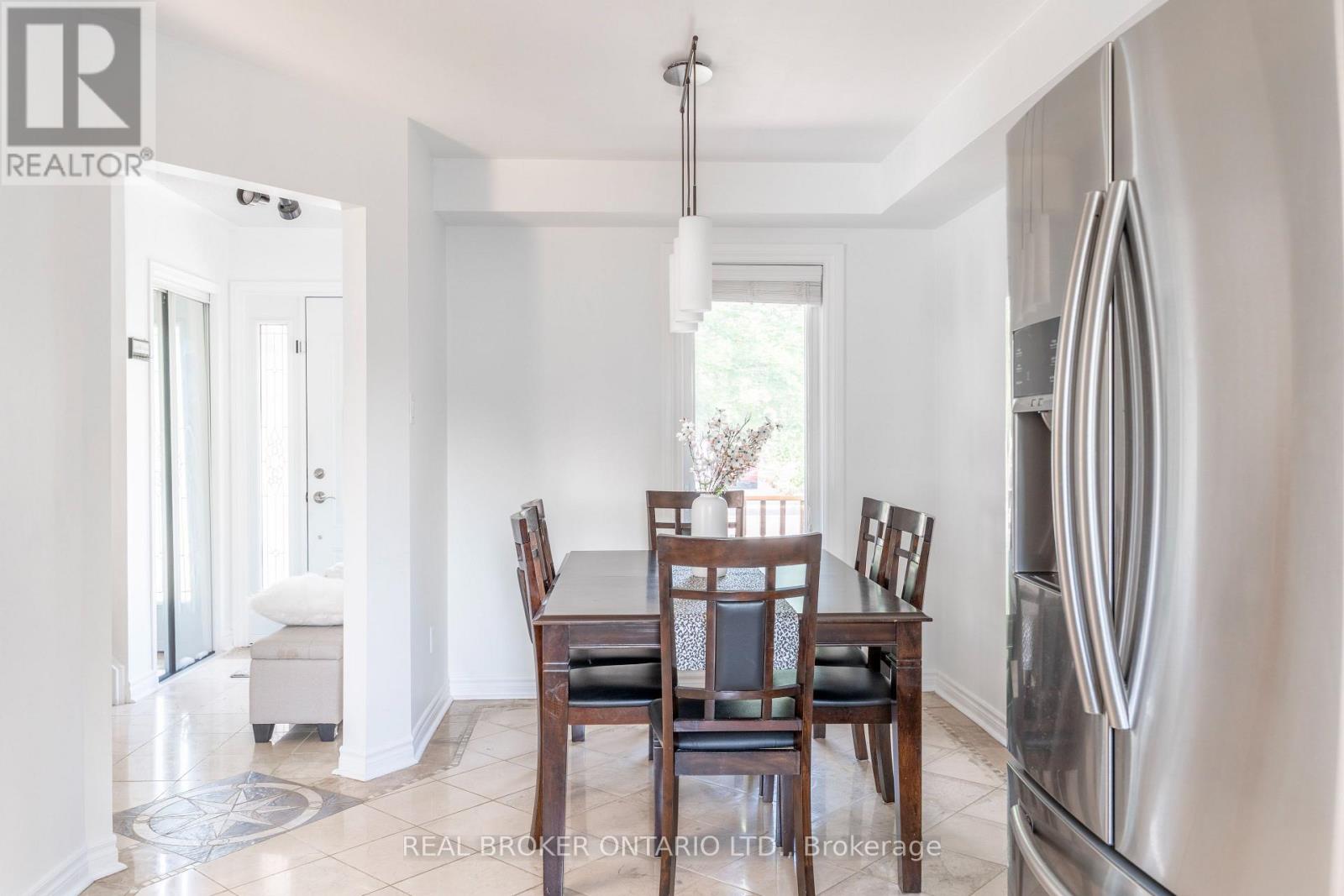Photo 5 of 21 Vivians Crescent, Brampton ON