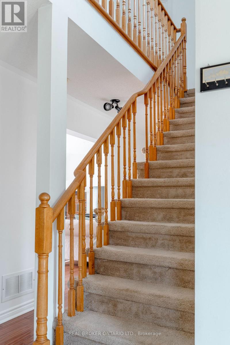 Photo 9 of 21 Vivians Crescent, Brampton ON