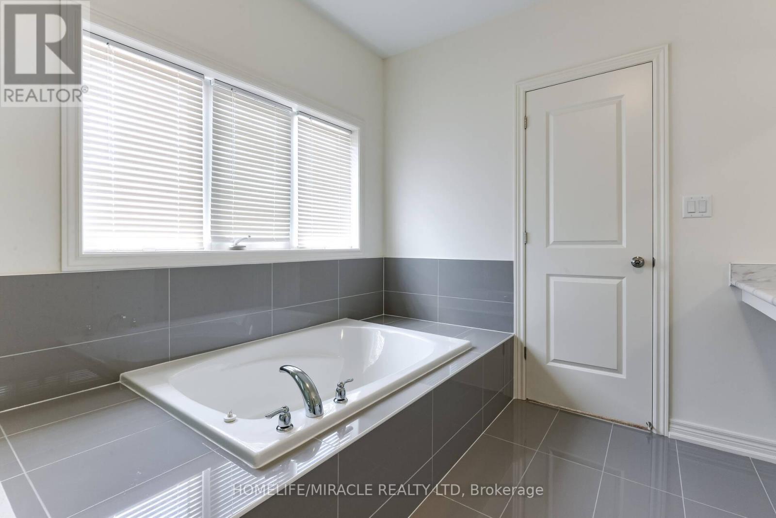Photo 23 of 21 Ezra Crescent, Brampton ON