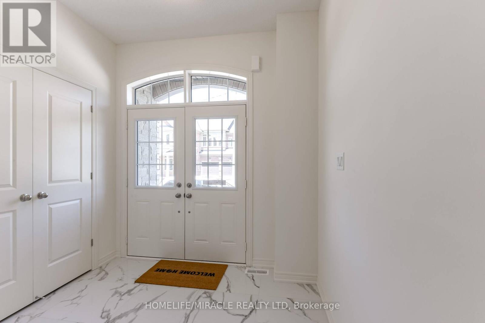 Photo 3 of 21 Ezra Crescent, Brampton ON