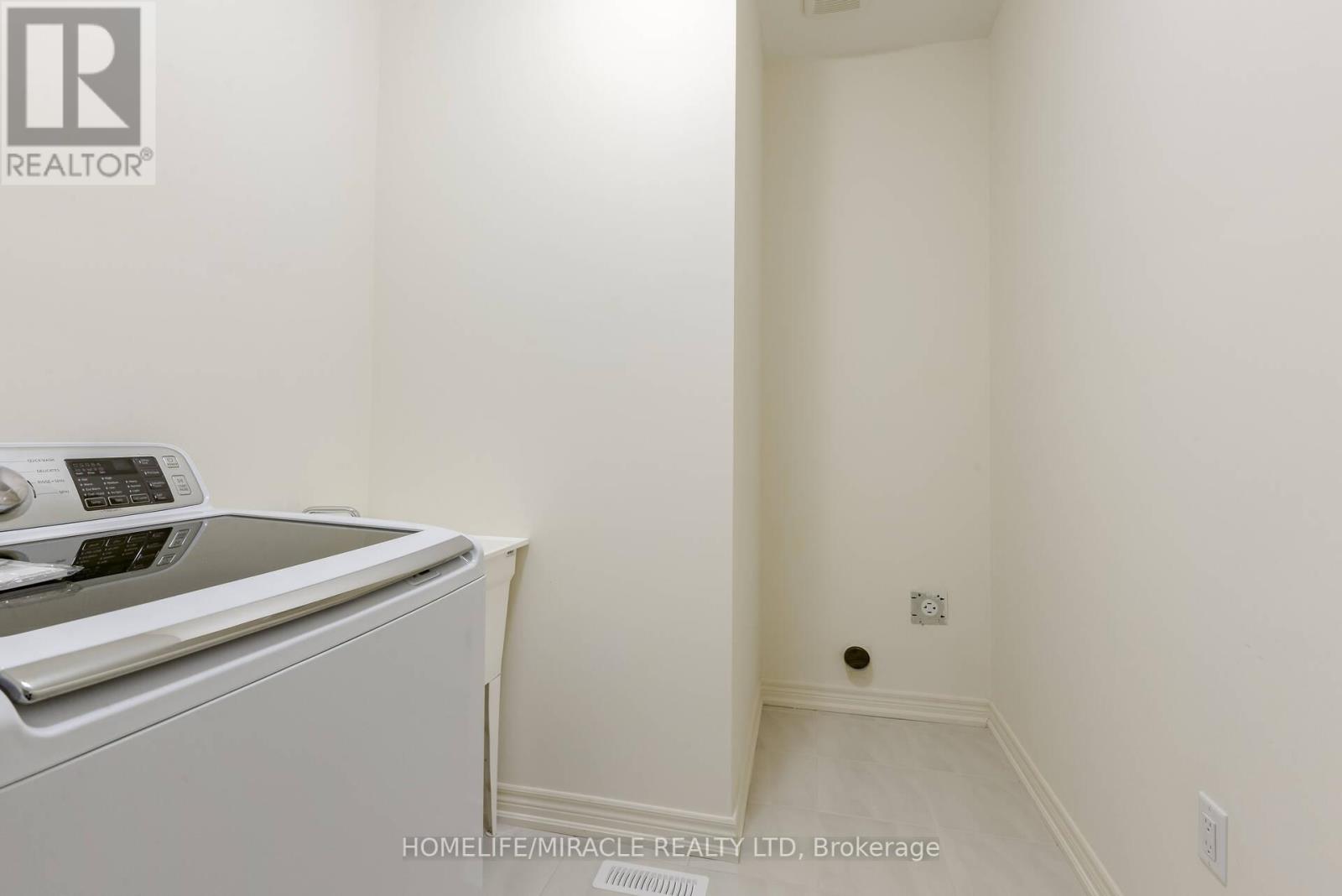 Photo 32 of 21 Ezra Crescent, Brampton ON