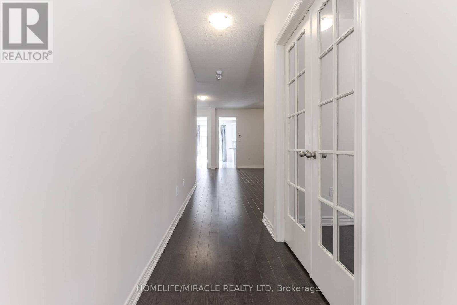 Photo 4 of 21 Ezra Crescent, Brampton ON