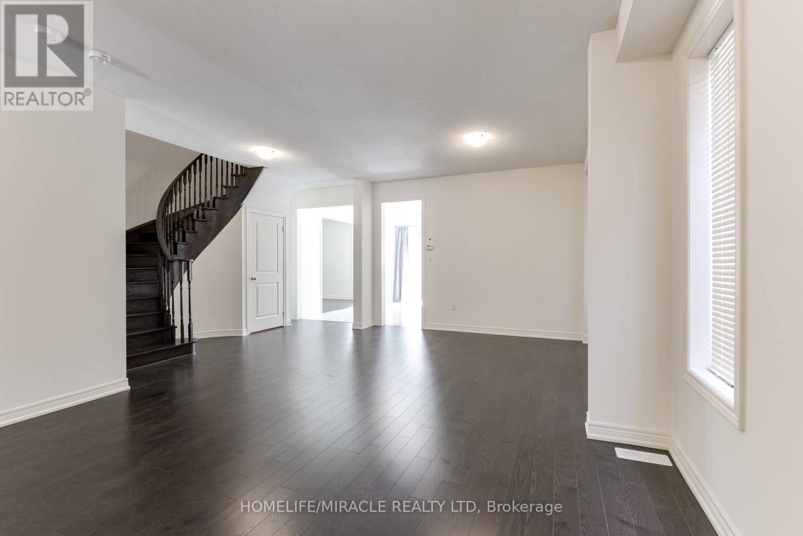Photo 7 of 21 Ezra Crescent, Brampton ON