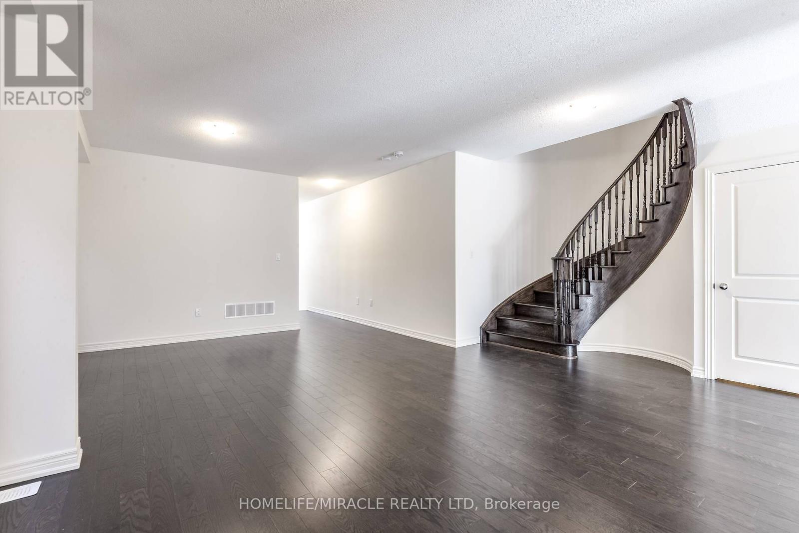 Photo 8 of 21 Ezra Crescent, Brampton ON