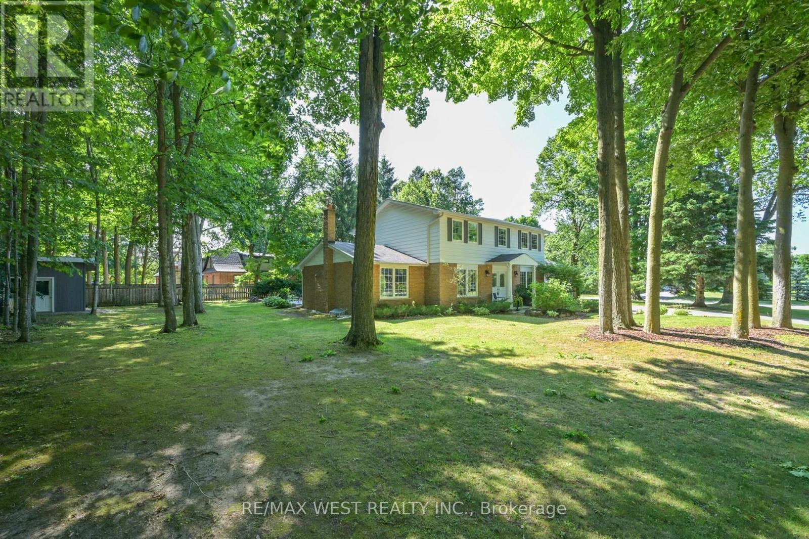 Photo 11 of 24 Cedarwood Crescent, King ON