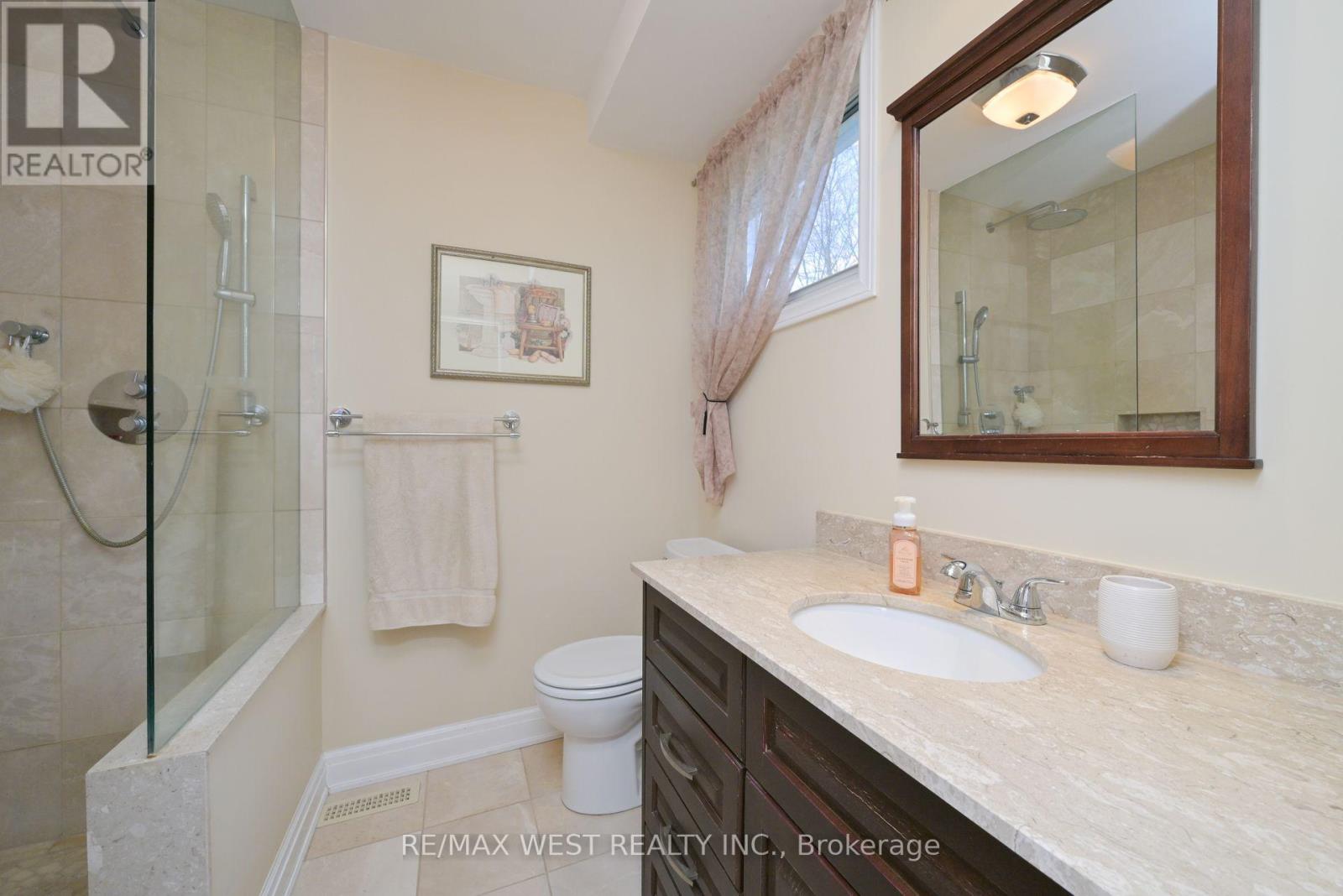 Photo 20 of 24 Cedarwood Crescent, King ON
