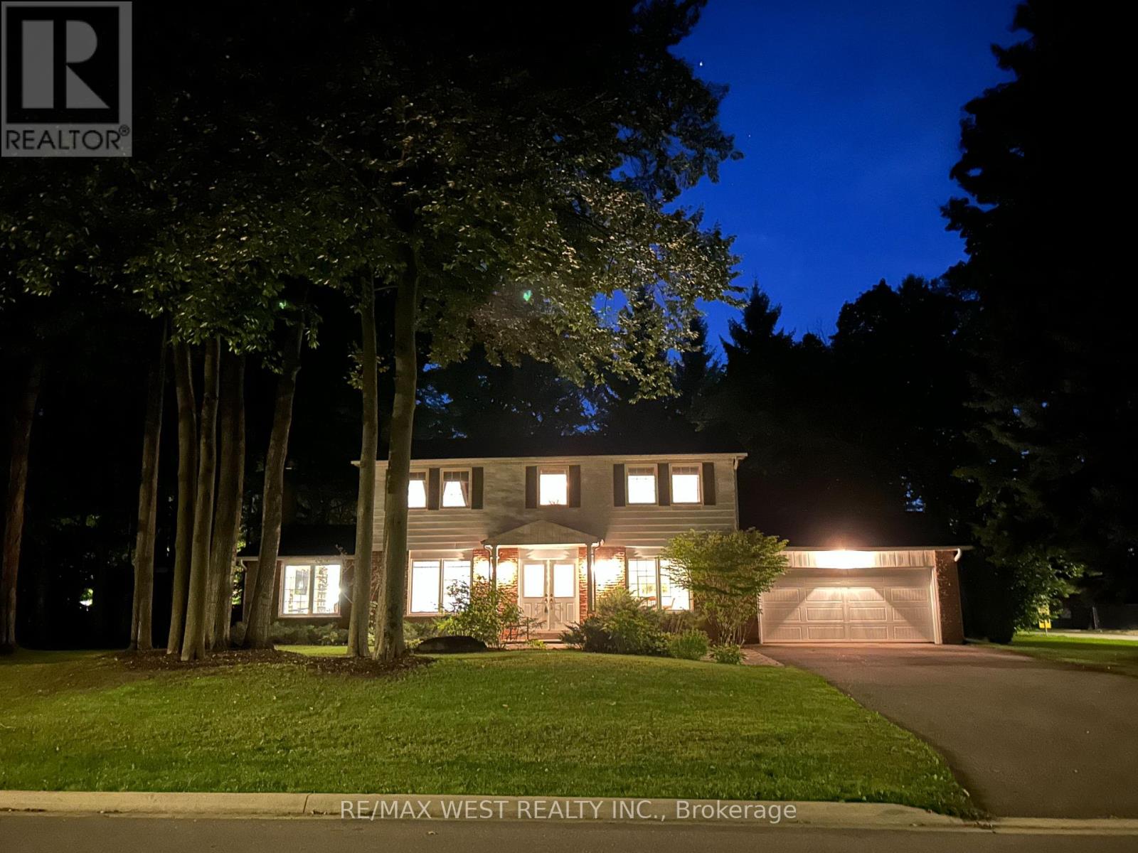 Photo 3 of 24 Cedarwood Crescent, King ON