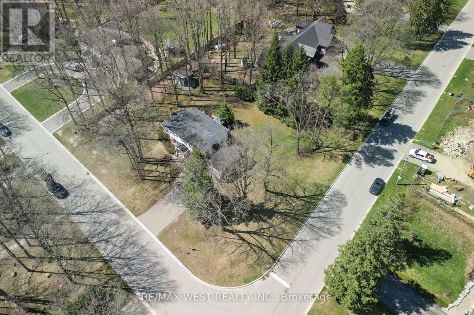 Photo 36 of 24 Cedarwood Crescent, King ON