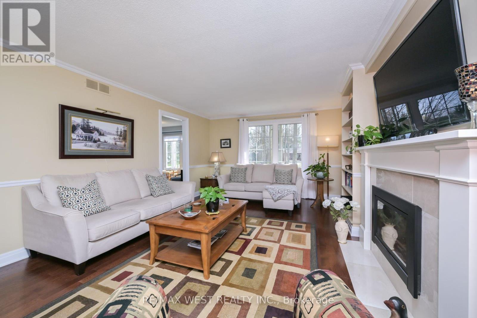Photo 8 of 24 Cedarwood Crescent, King ON