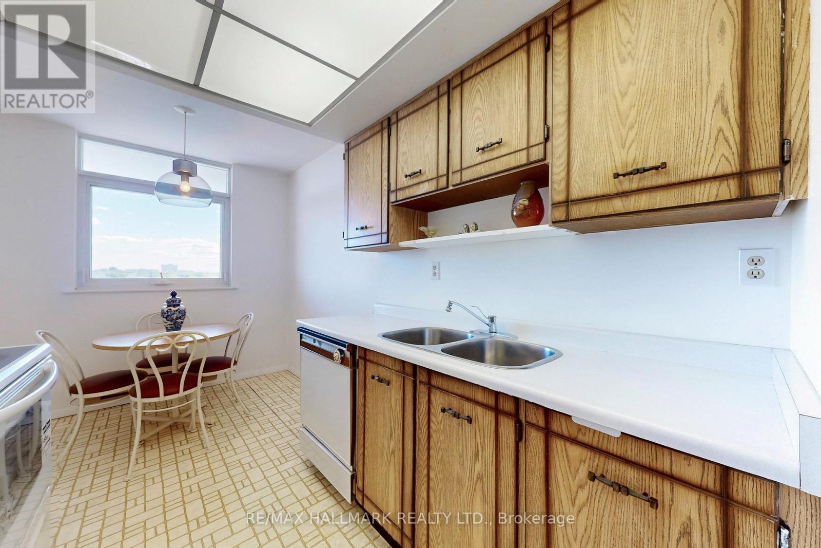 Photo 8 of 1107 7811 Yonge Street, Markham ON