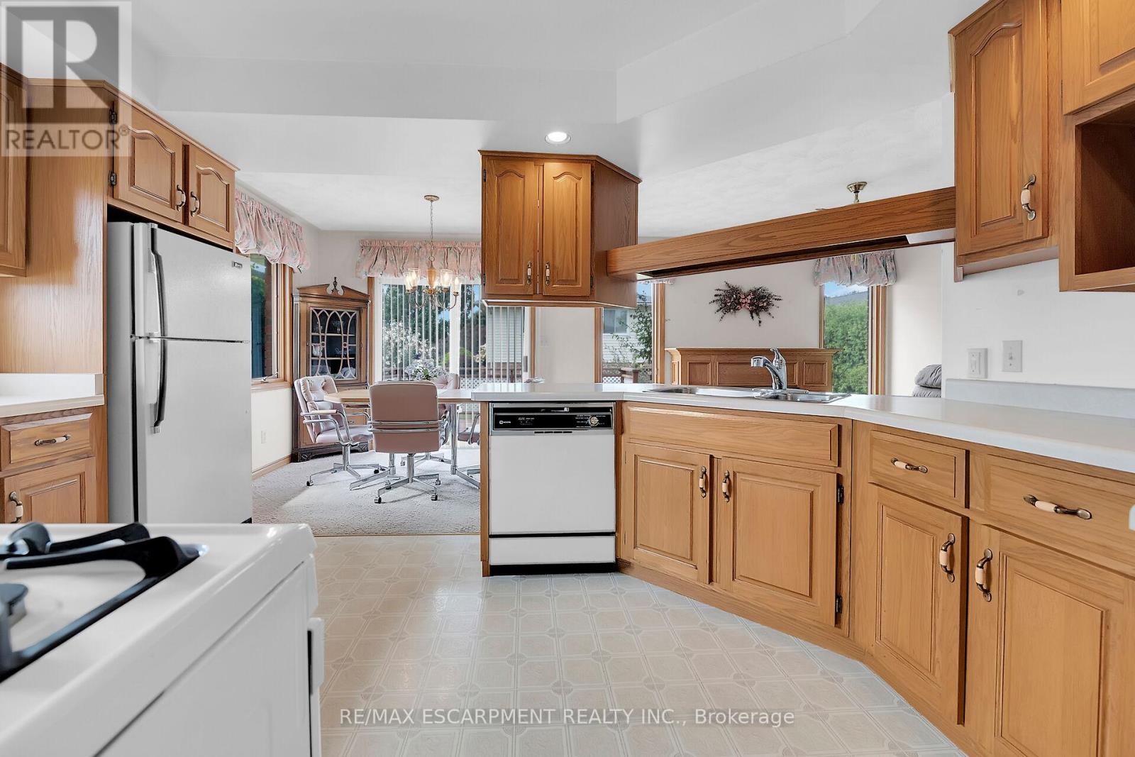 Photo 10 of 47 Falls Crescent, Norfolk ON
